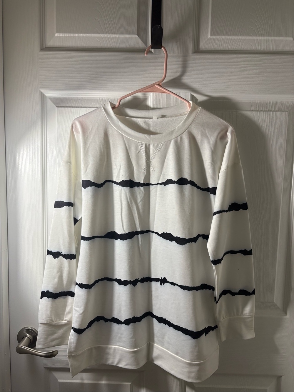 3 for 10$ 🎀 Black and White Striped Crew Neck